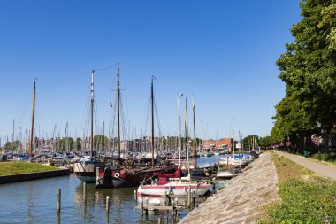 Hoorn Hollanda - 11 Ağustos 2022: Hollanda 'da Hoorn' un kanalı ve yosunlu şehir manzarası