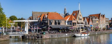 Hoorn Hollanda - 11 Ağustos 2022: Hollanda 'daki Hoorn Kuzey Hollanda' nın merkezinde bulunan Hoorn kanalı ve botlu şehir manzarası