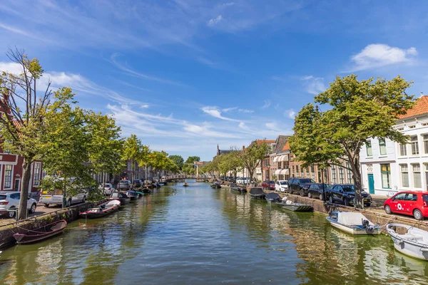 2022年8月9日 オランダ アルクマール市 オランダ アルクマール北ホラント州の中心部に橋 ボートを持つアルクマール市の風景 — ストック写真