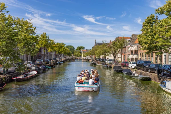 2022年8月9日 オランダ アルクマール市 オランダ アルクマール北ホラント州の中心部に橋 ボートを持つアルクマール市の風景 — ストック写真