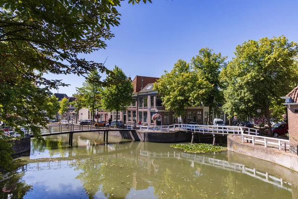 オランダのホーン 2022年8月11日 オランダのホーン北オランダの中心部に小さな足の旅客橋とホーンの都市景観 — ストック写真