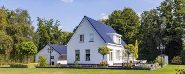 Hollanda 'nın Groningen ilinin Westerkwartier belediyesine bağlı küçük Tolbert köyünün beyaz sarayı, çitleri ve bahçesi ile köy manzarası