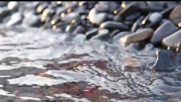 L'onda del mare lentamente lavò via le pietre sullo sfondo di pietre marine, onde. Vacanza, spa, vacanze estive — Video Stock