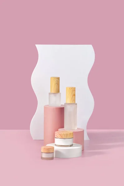 Vários Recipientes Cosméticos Branco Pódios Fundo Rosa Para Apresentação Produtos Imagens Royalty-Free