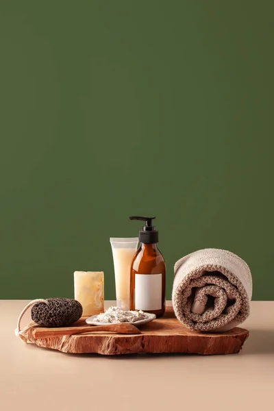 Yeşil arka planda doğal cilt bakım ürünleri ve banyo aksesuarları. Spa konsepti. Boşluğu kopyala