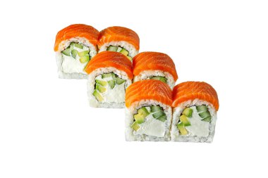 Suşi, balıklı rulo ve beyaz tabakta Norveç yosunu.