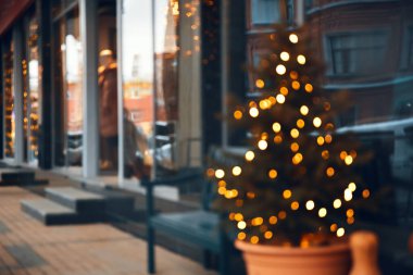 Noel ve yeni yıl tatilleri ve dekorasyonları. Bokeh, ışıklar ve aydınlatma ile bulanık bir arkaplan. Yeni yıl, şenlikli, kış geçmişi. Gece şehri. Dekoratif çerçeve, web pankartı.