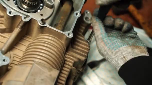 Montaje del motor para el ATV, atornillado de los pernos en el motor — Vídeo de stock