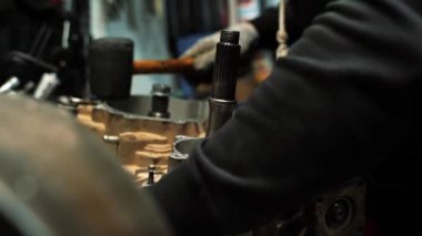 ATV parçalarının montajı, iki motor parçasının bağlanması