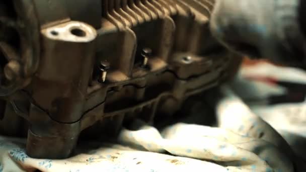 Az ATV motorjának összeszerelése, a csavarok motorba csavarozása — Stock videók