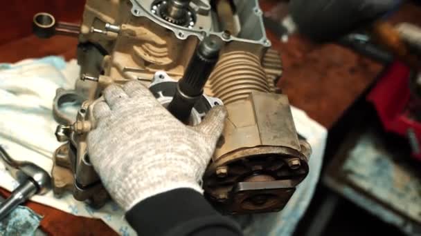 ATV零件的组装，两个发动机零件的捆扎 — 图库视频影像
