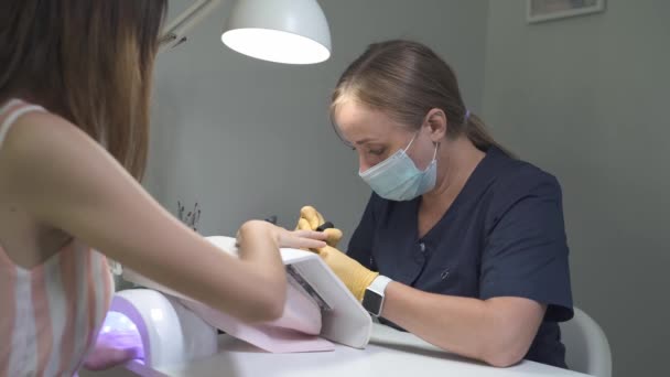 Nagelförlängningstjänster. Manicurist gör manikyr Gel spik förlängning — Stockvideo