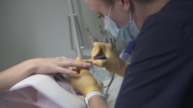 Tırnak uzatma servisi. Manikürcü, manikür jeli tırnağı uzatması yapıyor