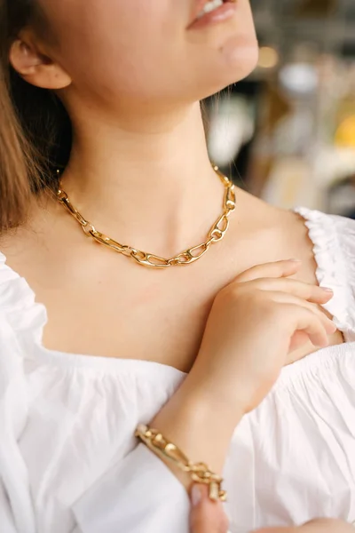 Close Mãos Femininas Pescoço Com Jóias Ouro Camisa Branca — Fotografia de Stock