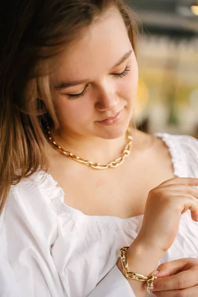 Portrait Beautiful Girl Who Adjusts Gold Jewelry Her Hand High — Stock Photo, Image