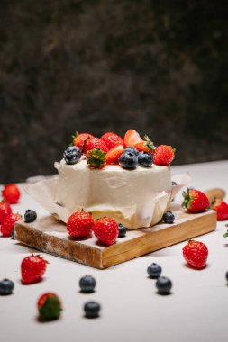 Beyaz arka planda şekerleme, çilekli pasta.