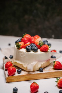 Beyaz arka planda şekerleme, çilekli pasta.