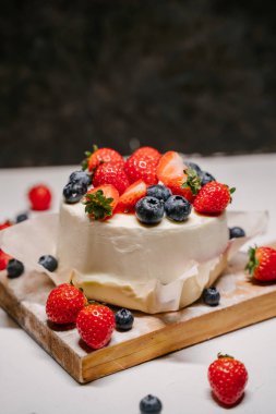 Beyaz arka planda şekerleme, çilekli pasta.