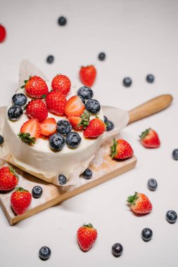 Beyaz arka planda şekerleme, çilekli pasta.