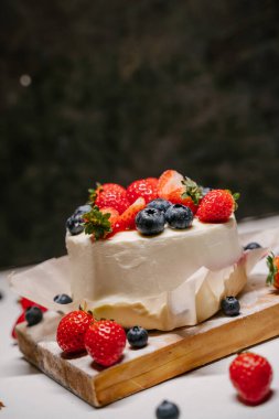 Beyaz arka planda şekerleme, çilekli pasta.