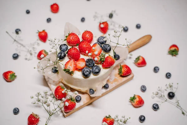 Beyaz Arka Planda Yaban Mersinli Güzel Çilekli Pasta — Stok fotoğraf