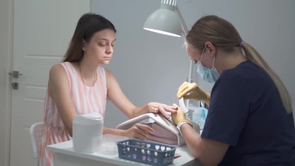 Manikérka s trimrem vyčistí starou manikúru — Stock video