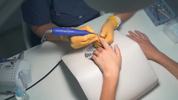 Spik service mästare förbereder klienterna händerna för en manikyr — Stockvideo