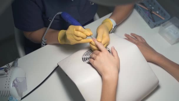 De nagel service meester bereidt de klanten handen voor op een manicure — Stockvideo