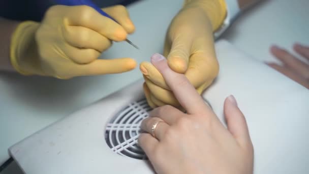 Hřebíkový servis master připravuje ruce klientů na manikúru — Stock video