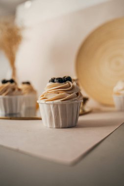 Ön planda açık arkaplanda bej renkli nesnelerden oluşan bir kapkek, içerik