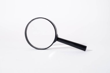 Siyah çerçeveli büyüteç beyaz izole arkaplanda duruyor