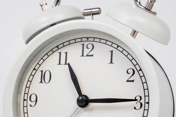 白い背景に白い古典的な目覚まし時計 クローズアップ 重要な問題 — ストック写真