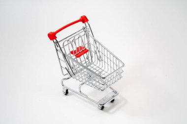 Beyaz izole edilmiş arka planda müşteri arabasının yatay fotoğrafı, alışveriş kolaylığı