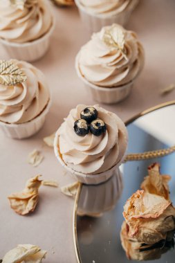 Güzel dekore edilmiş tatil kekleri, krema ve lezzetli yabanmersinleri.