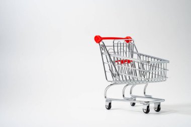 Beyaz arka planda bir dükkan için müşteri tramvayı, mesaj ve reklam için yer