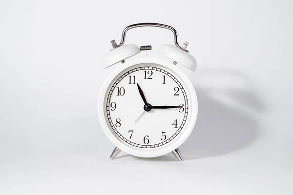 Horizontales Foto Von Weißen Vintage Uhr Auf Weißem Isolierten Hintergrund — Stockfoto