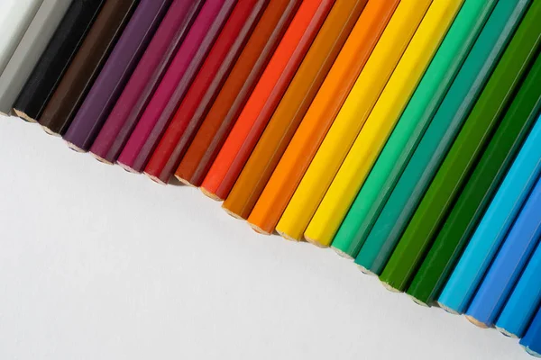 Crayons Lumineux Couleur Reposent Sur Fond Blanc Isolé Pointes Crayon — Photo