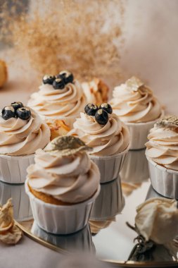 Güzel dekore edilmiş tatil kekleri, krema ve lezzetli yabanmersinleri.
