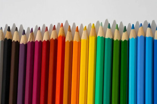 Crayons Lumineux Affûtés Sur Fond Blanc Isolé Endroit Pour Texte — Photo