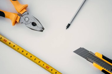 Onarım araçları beyaz izole arkaplan üzerinde uzanır, metin için yer