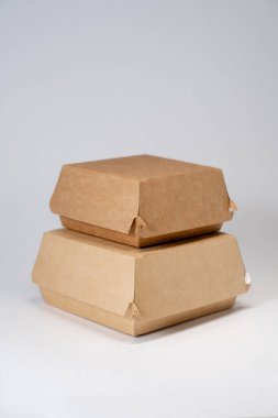 İzole edilmiş arka planda yiyecek için karton el işi paketleme