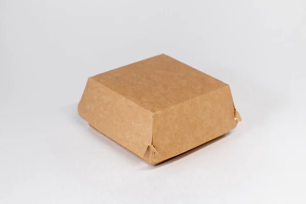 Beyaz izole edilmiş arka planda yiyecek için karton el işi paketleme