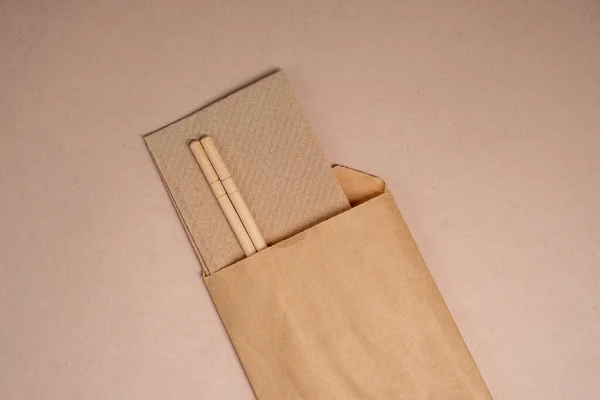 Palos Chinos Sobresalen Del Embalaje Papel Artesanal Sobre Fondo Beige — Foto de Stock