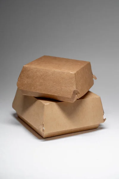 İzole edilmiş arka planda yiyecek için karton el işi paketleme