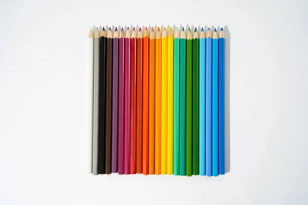 Tęczowe Kolorowe Ołówki Leżą Białym Izolowanym Tle Kolekcja Zdjęcie Stockowe