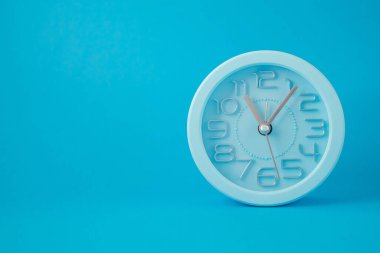 masaüstü klasik alarm saati mavi arkaplanda izole edildi