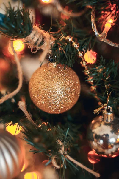 Goldener Weihnachtsbaum Spielzeug Hängt Einem Baum Mit Hellen Lichtern Einer — Stockfoto