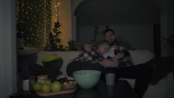 Ein Mann und eine Frau sahen einen Film, das Mädchen schlief ein — Stockvideo