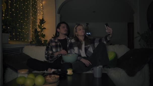 Přátelé natočit video o večerních setkáních společně, promítání filmu — Stock video
