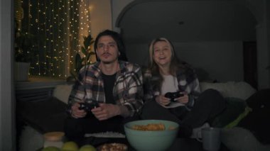 Oyun sahasında bir video oyunu oynamak, arkadaşlar duygusal olarak video oyunları oynamak.